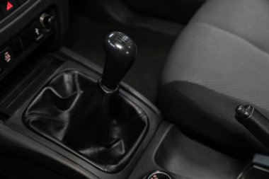 Novosibirsk, Rusya 07 Ağustos 2020: Mitsubishi L200, manuel şanzıman şanzıman kolu kapat. Hızlandırıcı sapı ve yeni bir arabanın düğmeleri. 