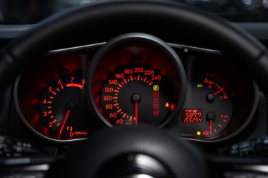 Novosibirsk, Rusya 07 Ağustos 2020: Mazda CX-7, yeni iç mekan detayları. Hız göstergesi, takometre ve direksiyon.