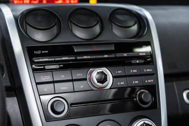 Novosibirsk, Rusya 07 Ağustos 2020: Mazda CX-7, otomobil içi, araba stereo ses sistemi ön panel