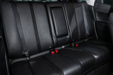 Novosibirsk, Rusya 07 Ağustos 2020: Mazda CX-7, yardım aracı içeride. Arabanın içi temiz: siyah arka koltuklar, başlıklar ve kemer. 