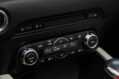Novosibirsk, Rusya 07 Ağustos 2020: Mazda CX-5, bir arabanın içindeki havalandırma düğmeli siyah detay 