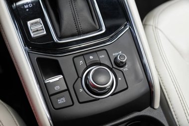 Novosibirsk, Rusya 07 Ağustos 2020: Mazda CX-5, Bir arabanın içinde müzik, navigatör, park ve diğer düğmeli siyah detay 