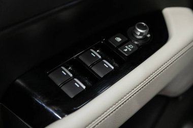 Novosibirsk, Rusya 07 Ağustos 2020: Mazda CX-5, modern otomobilin iç mimarisi. Yan kapı düğmeleri: pencere, ayna ayarlama düğmeleri, kapı kilidi. Araba içeride. 