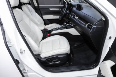Novosibirsk, Rusya 07 Ağustos 2020: Mazda CX-5, direksiyon, vites kolu ve gösterge paneli, iklim kontrolü, hız göstergesi, ekran. Yeni moda bir arabanın salonu.