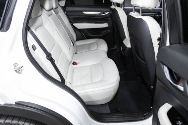 Novosibirsk, Rusya 07 Ağustos 2020: Mazda CX-5, yardım aracı içeride. Arabanın içi temiz: beyaz arka koltuklar, başlıklar ve kemer. 
