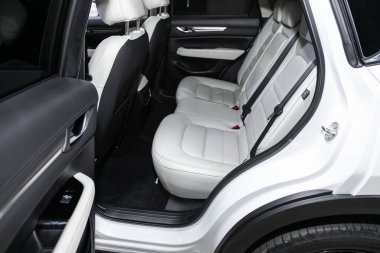 Novosibirsk, Rusya 07 Ağustos 2020: Mazda CX-5, yardım aracı içeride. Arabanın içi temiz: beyaz arka koltuklar, başlıklar ve kemer. 