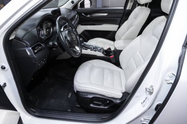 Novosibirsk, Rusya 07 Ağustos 2020: Mazda CX-5, direksiyon, vites kolu ve gösterge paneli, iklim kontrolü, hız göstergesi, ekran. Yeni moda bir arabanın salonu. 