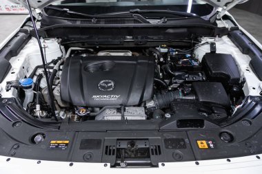 Novosibirsk, Rusya 07 Ağustos 2020: Mazda CX-5, temiz bir motor bloğunu kapatın. İçten yanmalı motor, araba parçaları, ayrıştırma 