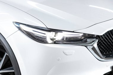 Novosibirsk, Rusya 07 Ağustos 2020: Mazda CX-5, Modern bir arabanın Parlayan Işığı