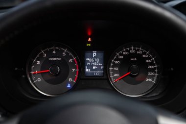 Novosibirsk, Rusya 07 Ağustos 2020: Subaru Forester, yeni iç mekan ayrıntıları. Hız göstergesi, takometre ve direksiyon.