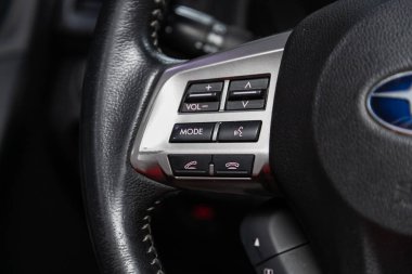 Novosibirsk, Rusya 07 Ağustos 2020: Subaru Forester, Modern siyah direksiyon, hızlı kontrol için çok fonksiyonlu düğmeler, yakın çekim 