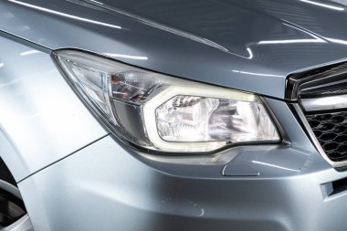Novosibirsk, Rusya 07 Ağustos 2020: Subaru Forester, modern bir arabanın parlayan farları