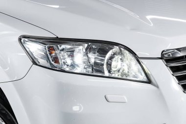 Novosibirsk, Rusya 07 Ağustos 2020: Toyota RAV-4, modern bir arabanın Parlayan Işığı