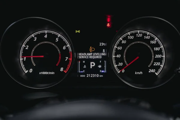 2020年8月7日 俄罗斯Novosibirsk Mitsubishi Outlander 新汽车内部细节 速度计 速度计及方向盘 — 图库照片