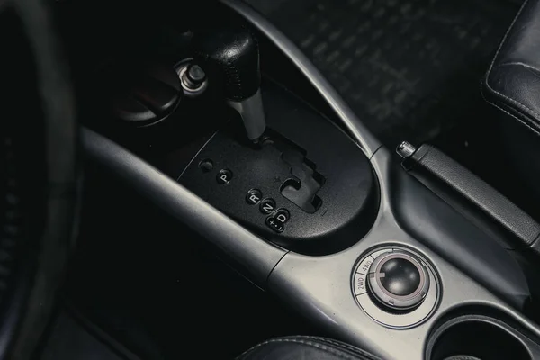 2020年8月7日 俄罗斯Novosibirsk Mitsubishi Outlander Close Manual Gearbox Transmission Handle 新型汽车的加速器手柄和扣子 — 图库照片
