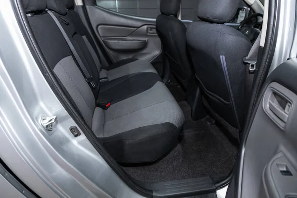 Novosibirsk, Rusya 07 Ağustos 2020: Mitsubishi L200, yardım aracı içeride. Arabanın içi temiz: siyah arka koltuklar, başlıklar ve kemer. 