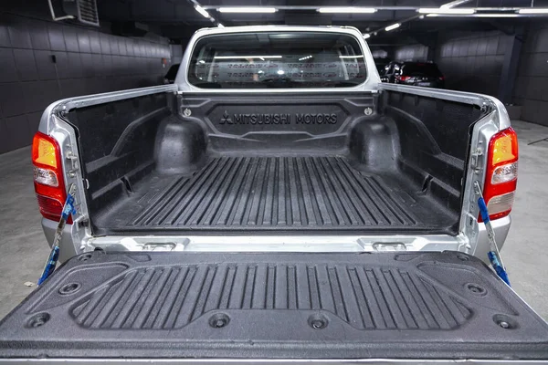 Novosibirsk, Rusya 07 Ağustos 2020: Mitsubishi L200, bagajı açık bir arabanın arka görüntüsü. Modern bir arabanın dışı.