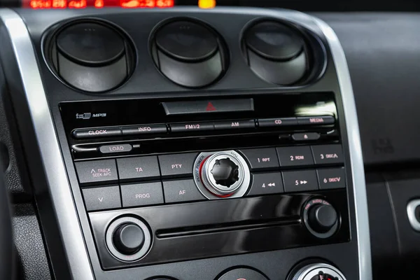 Novosibirsk, Rusya 07 Ağustos 2020: Mazda CX-7, otomobil içi, araba stereo ses sistemi ön panel