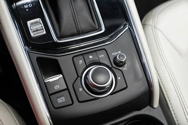 Novosibirsk, Rusya 07 Ağustos 2020: Mazda CX-5, Bir arabanın içinde müzik, navigatör, park ve diğer düğmeli siyah detay 