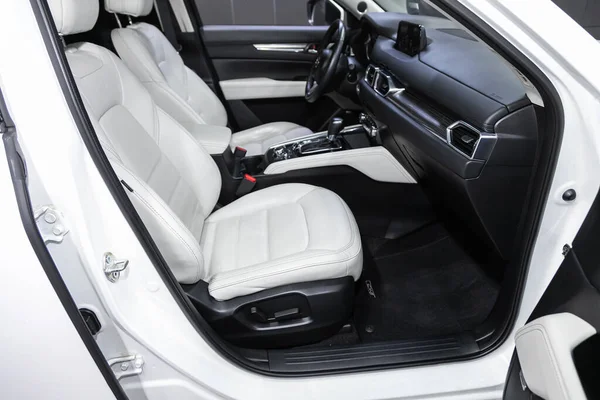 Novosibirsk, Rusya 07 Ağustos 2020: Mazda CX-5, direksiyon, vites kolu ve gösterge paneli, iklim kontrolü, hız göstergesi, ekran. Yeni moda bir arabanın salonu.