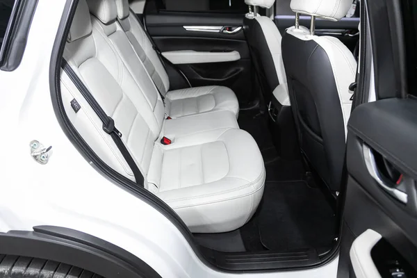 Novosibirsk, Rusya 07 Ağustos 2020: Mazda CX-5, yardım aracı içeride. Arabanın içi temiz: beyaz arka koltuklar, başlıklar ve kemer. 