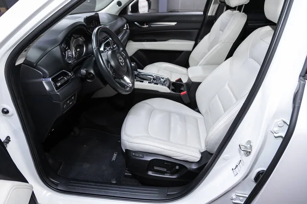 Novosibirsk, Rusya 07 Ağustos 2020: Mazda CX-5, direksiyon, vites kolu ve gösterge paneli, iklim kontrolü, hız göstergesi, ekran. Yeni moda bir arabanın salonu. 
