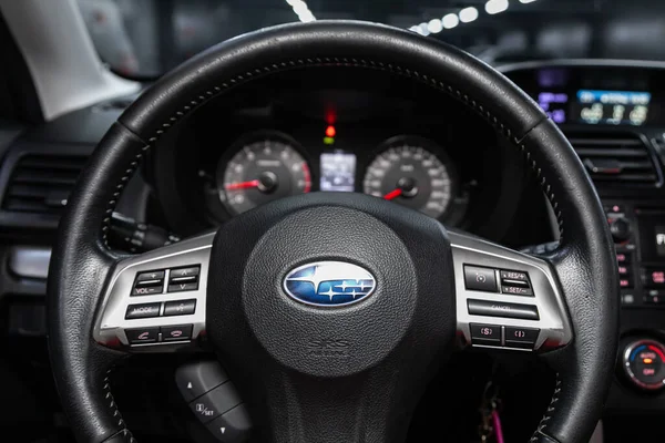 Novosibirsk, Rusya 07 Ağustos 2020: Subaru Forester, Auto Interior: Logo, hız göstergesi ve taktik ölçeri olan direksiyon