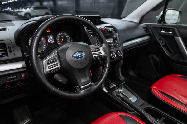 Novosibirsk, Rusya 07 Ağustos 2020: Subaru Forester, Auto Interior: Logo, hız göstergesi ve taktik ölçeri olan direksiyon