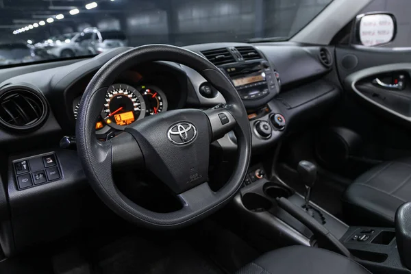 Novosibirsk, Rusya 07 Ağustos 2020: Toyota RAV-4, Auto Interior: Logo, hız göstergesi ve taktik ölçeri olan direksiyon