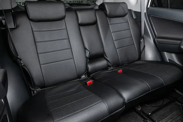 Novosibirsk, Rusya 07 Ağustos 2020: Toyota RAV-4, rahat araba içeride. Arabanın içi temiz: siyah arka koltuklar, başlıklar ve kemer. 
