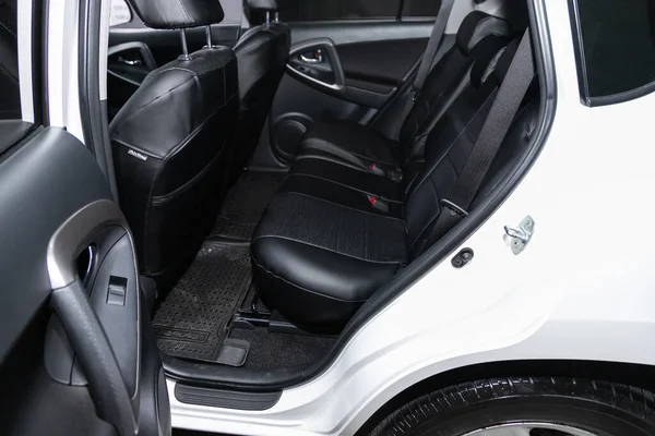 Novosibirsk, Rusya 07 Ağustos 2020: Toyota RAV-4, rahat araba içeride. Arabanın içi temiz: siyah arka koltuklar, başlıklar ve kemer. 