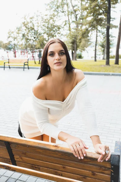 Retrato Moda Una Joven Mujer Moda Vestida Con Vestido Blanco — Foto de Stock