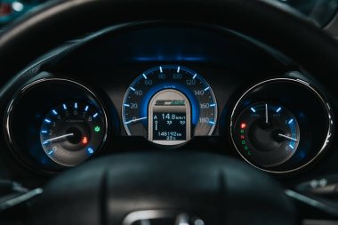 Novosibirsk, Rusya 05 Eylül 2020 Honda Fit Mekiği, yeni iç mekan detayları. Hız göstergesi, takometre ve direksiyon.