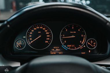 Novosibirsk, Rusya 05 Eylül 2020: BMW X5, yeni iç mekan detayları. Hız göstergesi, takometre ve direksiyon.