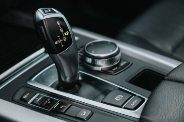 Novosibirsk, Rusya 05 Eylül 2020: BMW X5, otomatik vites kutusunun yakın görüntüsü. İç araba, otomatik vites kolu.; 