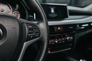 Novosibirsk, Rusya 05 Eylül 2020: BMW X5, hızlı kontrol için çok fonksiyonlu modern siyah direksiyon, yakın çekim 