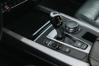 Novosibirsk, Rusya 05 Eylül 2020: BMW X5, otomatik vites kutusunun yakın görüntüsü. İç araba, otomatik vites kolu.; 