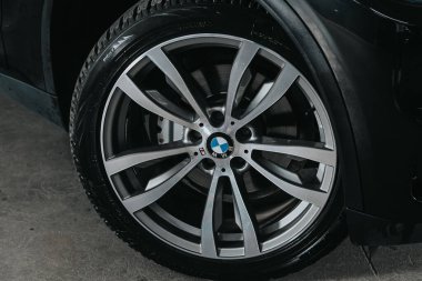 Novosibirsk, Rusya 05 Eylül 2020: BMW X5, Alaşımlı tekerlekli araba tekerleği ve yakın çekimde yeni lastik. Tekerlek ayarlama diski