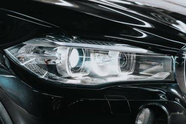 Novosibirsk, Rusya 05 Eylül 2020: BMW X5, Detaylı aracın güzelliği siyah SUV 'nin temiz farları