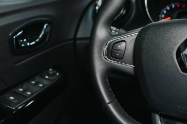 Novosibirsk, Rusya 05 Eylül 2020: Renault Kapture, Hızlı kontrol için çok fonksiyonlu modern siyah direksiyon, yakın çekim 