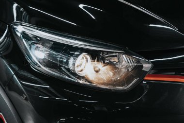 Novosibirsk, Rusya 05 Eylül 2020: Renault Kapture, Siyah SUV 'nin güzel, temiz farları