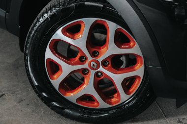 Novosibirsk, Rusya 05 Eylül 2020: Renault Kapture, Alaşımlı tekerlekli araba tekerleği ve yakın çekimde yeni lastik. Tekerlek ayarlama diski
