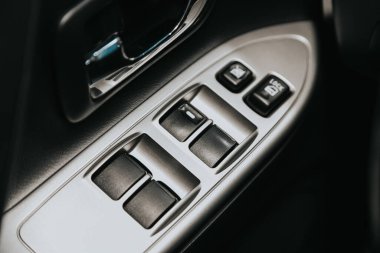 Novosibirsk, Rusya 05 Eylül 2020: Mitsubishi Pajero, yeni bir arabanın kapı kontrol panelini kapatıyor. Pencere kontrol paneli, kapı kilidi düğmesi ve ayna kontrollü kol dinlenmesi. 