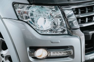 Novosibirsk, Rusya 05 Eylül 2020: Mitsubishi Pajero, Gri SUV 'nin güzel farları