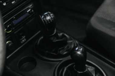 Novosibirsk, Rusya 05 Eylül 2020: Lada Niva, otomatik vites kutusunun yakın görüntüsü. İç araba, otomatik vites kolu.; 