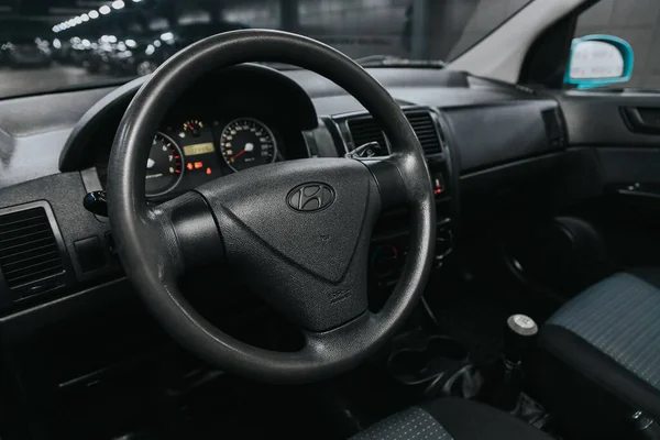 2020年9月5日 俄罗斯Novosibirsk Hyundai Getz 驾驶舱内细节 速度计和速度计 黑色皮革内饰 — 图库照片
