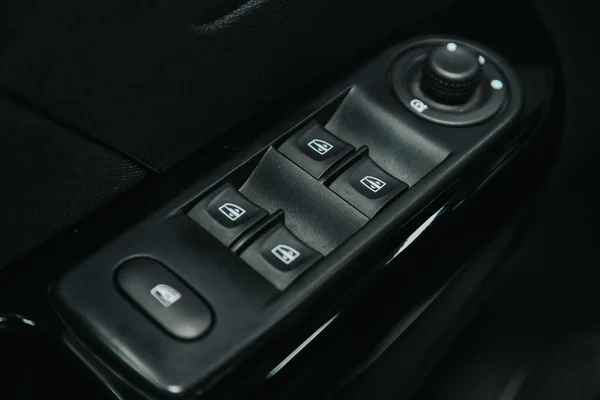 2020年9月5日 俄罗斯Novosibirsk 雷诺卡普奇 Renault Kapture 一款新车门控面板的特写镜头 扶手休息与窗口控制面板 门锁按钮 和镜像控制 — 图库照片