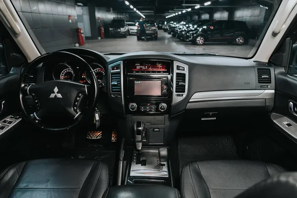 Novosibirsk Rusia September 2020 Mitsubishi Pajero Mobil Mewah Interior Roda — Stok Foto