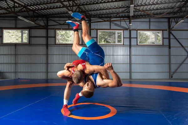 Dos Jóvenes Deportistas Luchadores Uniforme Rojo Azul Luchando Contra Alfombra — Foto de Stock