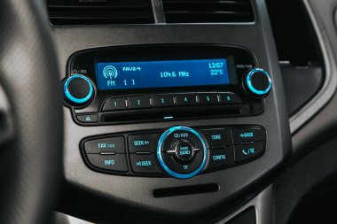 Novosibirsk, Rusya 05 Eylül 2020: Chevrolet Aveo, radyo, oyuncu ve kontrol düğmesi olan siyah panele yakın çekim 